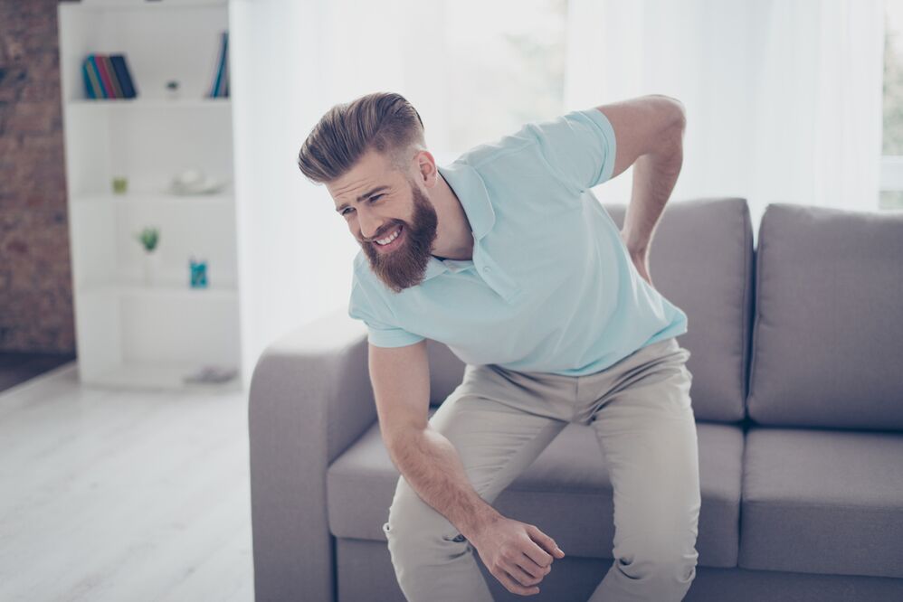 Akut alsó hátfájás éles mozgásokkal egy osteochondrosisban szenvedő betegnél