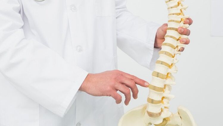 orvos bemutatja az osteochondrosis kialakulásának folyamatát